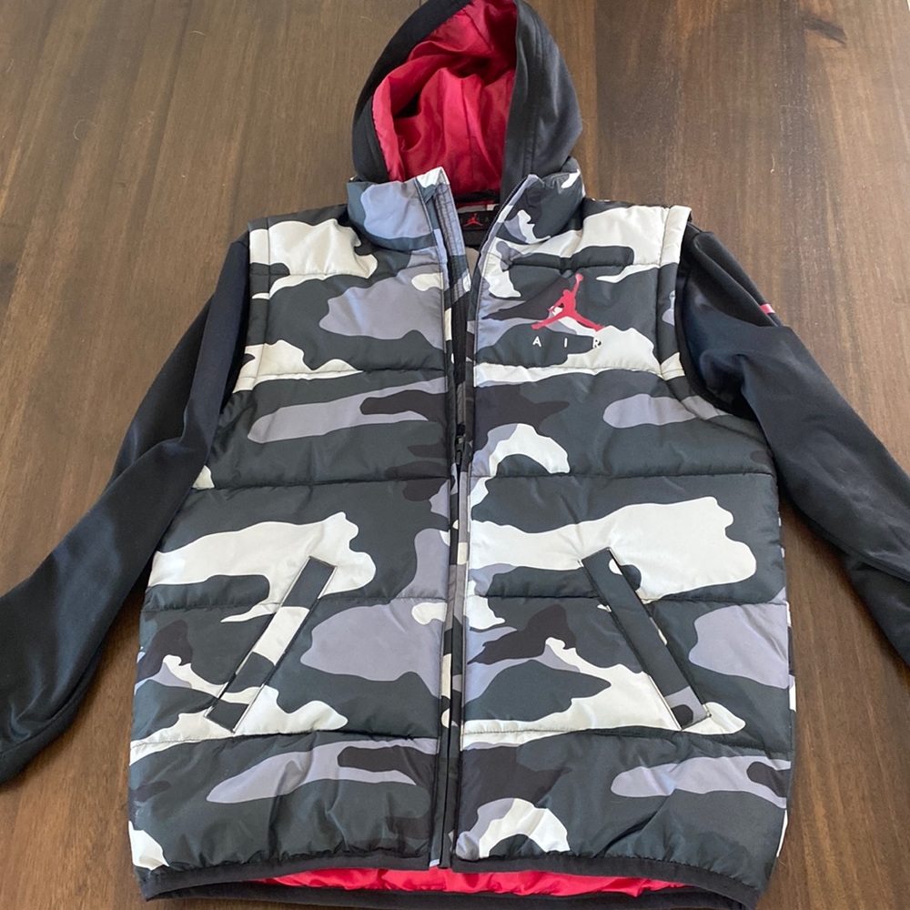 Jordan puffer jacket. Nylon sleeves. Super warm. Excellent condition.